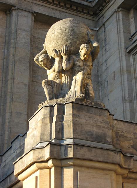 Rundling: Atlas-Figur des Bildhauers Arthur Lange am Leipziger Hauptbahnhof, Westhalle