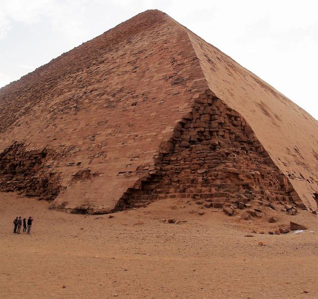 Asiir: Knickpyramide in Dahshur/Ägypten (Höhe: 105 m – Steigungswinkel 54 bzw. 43 Grad)