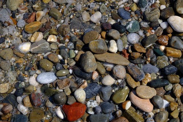 Quim Gil: Pebbles in Rethymno's beach